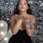 Kelly Helard Instagram – Bonne année 🎊 
Je vous souhaite que du bonheur et surtout la santé !! 
Merci à @instant.sublime.photographe pour les photos
Et @tissyabeaute pour le maquillage et la coiffure 
À chaque mois une vidéo 
Collaboration non rémunéré