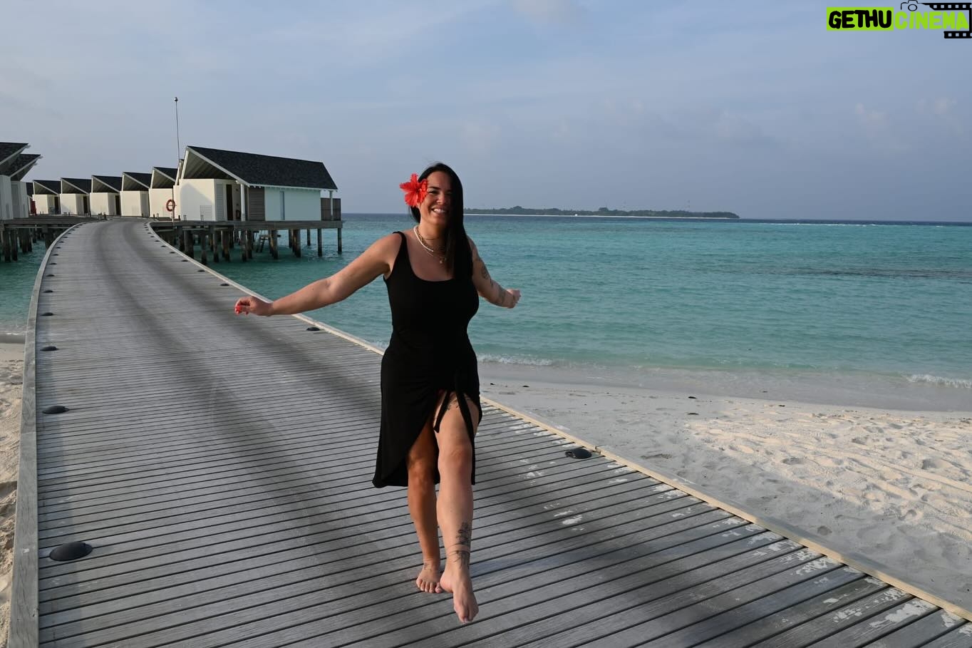 Kelly Helard - 6.3K Likes - Bon bientôt fini les vacances repos retour à la maison !!
Promis les prochaines vacances je serais avec mes enfants à jouer à la marchande de glaces et aux châteaux de sables donc rdv à bormes les mimosas bientôt !!! 🔜 🤪