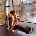 Kelly Helard Instagram - Bientôt le départ à la ⛄️ Je vous ai ressorti des souvenirs 5 ans en arrière Depuis j’y suis retourner 2 fois dont l’année dernière avec Lyana lyam Neymar ma mère et chipie aussi et je sais toujours pas skier 🎿 Ce sera donc pour moi et Neymar au programme : fondue, raclette , luge , raquettes et spa 🧖‍♀️ !! Par contre Lyana et lyam au cours de ski ⛷️ Cette année se sera en Savoie au saisies qui connaît ? Habituellement on va aux arc