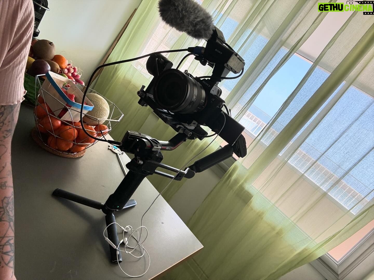 Kelly Helard Instagram - Le retour des tournages de #mamansetcelebres content ? 😀 J’ai hâte de tout vous montrez et sans censure ….