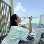 Kelly Helard Instagram – Les vacances c’est aussi pour moi la nourriture 🍲 
Je goutte à tout et avec une vue exceptionnelle matin et soir au bord de la plage 🏝️ 
Et midi cela dépend mais là c’était en chambre sur l’eau !! 
#maldives #paradise