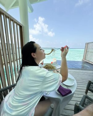 Kelly Helard Instagram - Les vacances c’est aussi pour moi la nourriture 🍲 
Je goutte à tout et avec une vue exceptionnelle matin et soir au bord de la plage 🏝️ 
Et midi cela dépend mais là c’était en chambre sur l’eau !! 
#maldives #paradise