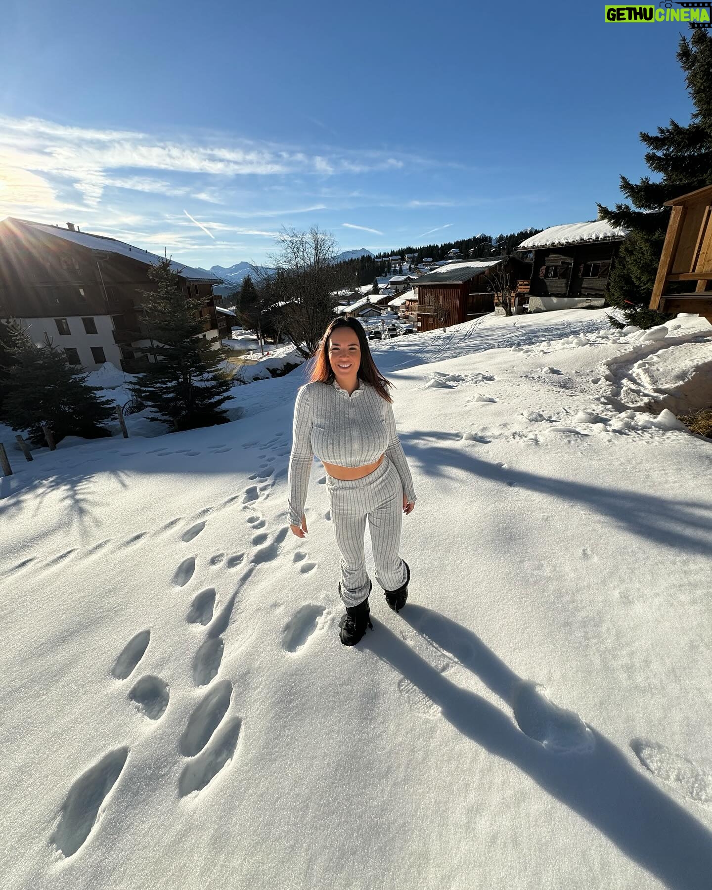 Kelly Helard Instagram - Une chaleur au ski 🎿 On profite tellement et regarder la vue de mon appartement