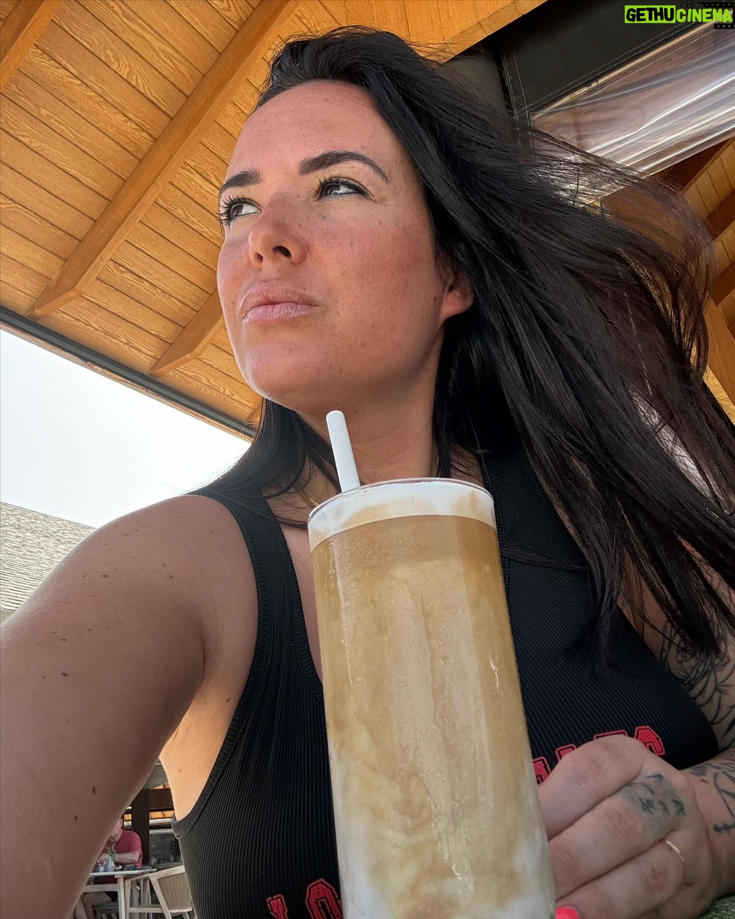 Kelly Helard - 5.5K Likes - Les vacances c’est aussi pour moi la nourriture 🍲
Je goutte à tout et avec une vue exceptionnelle matin et soir au bord de la plage 🏝️
Et midi cela dépend mais là c’était en chambre sur l’eau !!
#maldives #paradise
