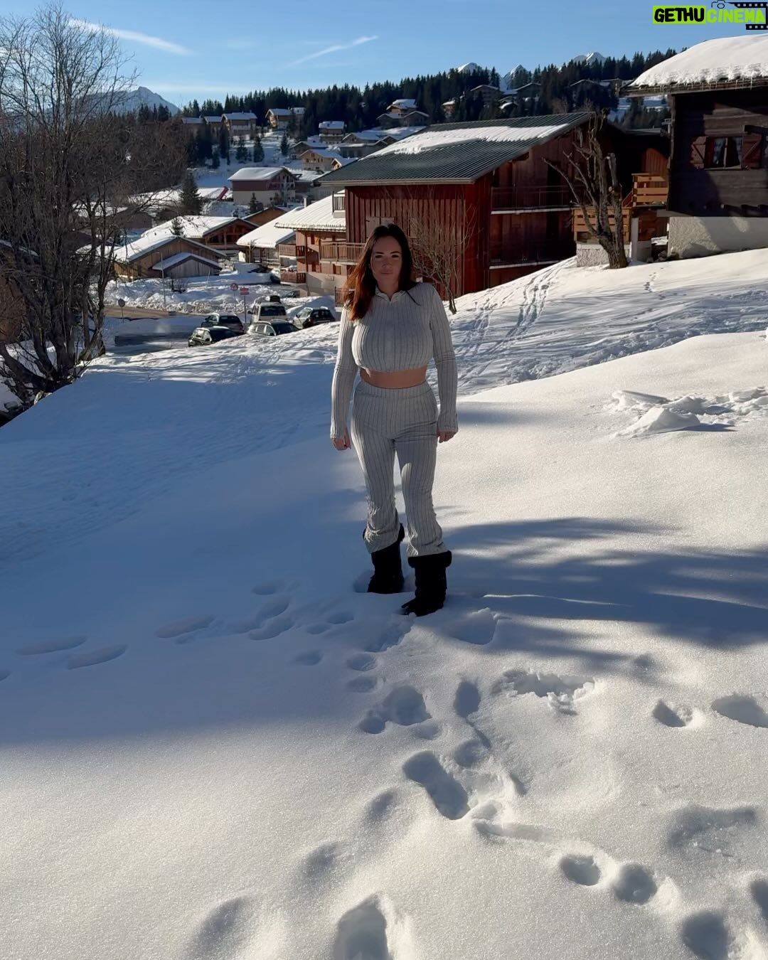 Kelly Helard Instagram - Une chaleur au ski 🎿 On profite tellement et regarder la vue de mon appartement