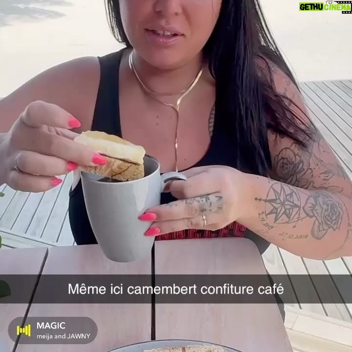Kelly Helard - 5.5K Likes - Les vacances c’est aussi pour moi la nourriture 🍲
Je goutte à tout et avec une vue exceptionnelle matin et soir au bord de la plage 🏝️
Et midi cela dépend mais là c’était en chambre sur l’eau !!
#maldives #paradise