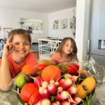 Kelly Helard Instagram – Jour de marché au lavandou 
Le kiff de ramener tout ça !! 
J’ai retrouvé @lemarchedejuly où on a pu goûter à beaucoup de fruits et légumes un bonheur 
#produitoffert 
Qu es ce que vous achetez vous au marché ?