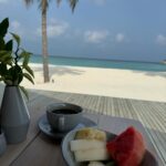 Kelly Helard Instagram – Les vacances c’est aussi pour moi la nourriture 🍲 
Je goutte à tout et avec une vue exceptionnelle matin et soir au bord de la plage 🏝️ 
Et midi cela dépend mais là c’était en chambre sur l’eau !! 
#maldives #paradise