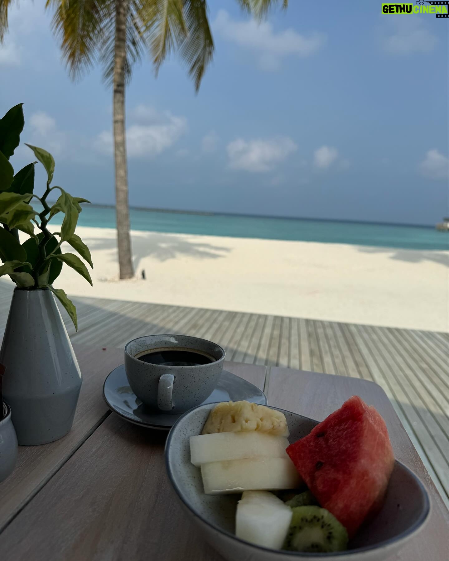 Kelly Helard - 5.5K Likes - Les vacances c’est aussi pour moi la nourriture 🍲
Je goutte à tout et avec une vue exceptionnelle matin et soir au bord de la plage 🏝️
Et midi cela dépend mais là c’était en chambre sur l’eau !!
#maldives #paradise