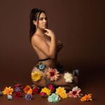 Kelly Helard Instagram – Bienvenue en Mars !!
Comme chaque mois photo de mon calendrier 🗓️ 
J’aime trop les fleurs 🌸 
Ce mois ci c’est aussi mon anniversaire 🎂 bélier ♈️ 
( malheureusement vue que beaucoup de personnes sont mentalement pas ouvertes je ne publierais pas mon réel ). 
Merci à ma coiffeuse @tissyabeaute 
Et ma photographe @instant.sublime.photographe