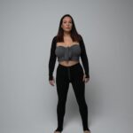 Kelly Helard Instagram - Parlons Lipoedeme Maladie reconnue par l’oms Ça touche 1 femme sur 10 J’ai subit ma 1er opération début mars ( bas des jambes ) puis début juin ( haut des jambes ) et octobre ( bras ) . Oui 3 opérations pour être débarrassé de cette maladie qui me provoquer des gonflements , des hématomes réguliers, sensations de lourdeurs et des douleurs intenses . Depuis plus rien !! J’ai toujours été sportif à faire entre 3 à 5 fois 1h de sport par semaine et avant sans aucun résultat comparer à mon effort et ma régularité . Personnellement ma maladie est arrivé lors de ma première grossesse 🤰 Et je l’ai connue grâce à vous l’année dernière à Noël quand j’ai publier des photos vidéos , j’ai donc décidé de me faire diagnostiquer par un angiologue ( réalisation d’une échographie déplaire ) suivit d’une lymphoscintigraphie avant de choisir mon chirurgien 👨‍⚕️. C’était important pour moi d’être opérer en 🇫🇷 suite à de mauvaises expériences à l’étranger et à des transport long suite à l’opération déconseillée. J’ai été opérer en anesthésie générale ( je ne voulais pas en rachidienne mais j’ai eu le choix ) je rentrais à l hôpital sur Paris le matin et ressortir le soir puis suivie par une infirmière à la maison puis par des drainages post opératoires très important . Mon parcours est en bulle permanente sinon pour trouver un spécialiste il y a l annuaire @lipoedeme_en_claire Et moi j’ai trouvé toutes les informations sur l’association @lipoedeme.france Photo @emiliezangarelli