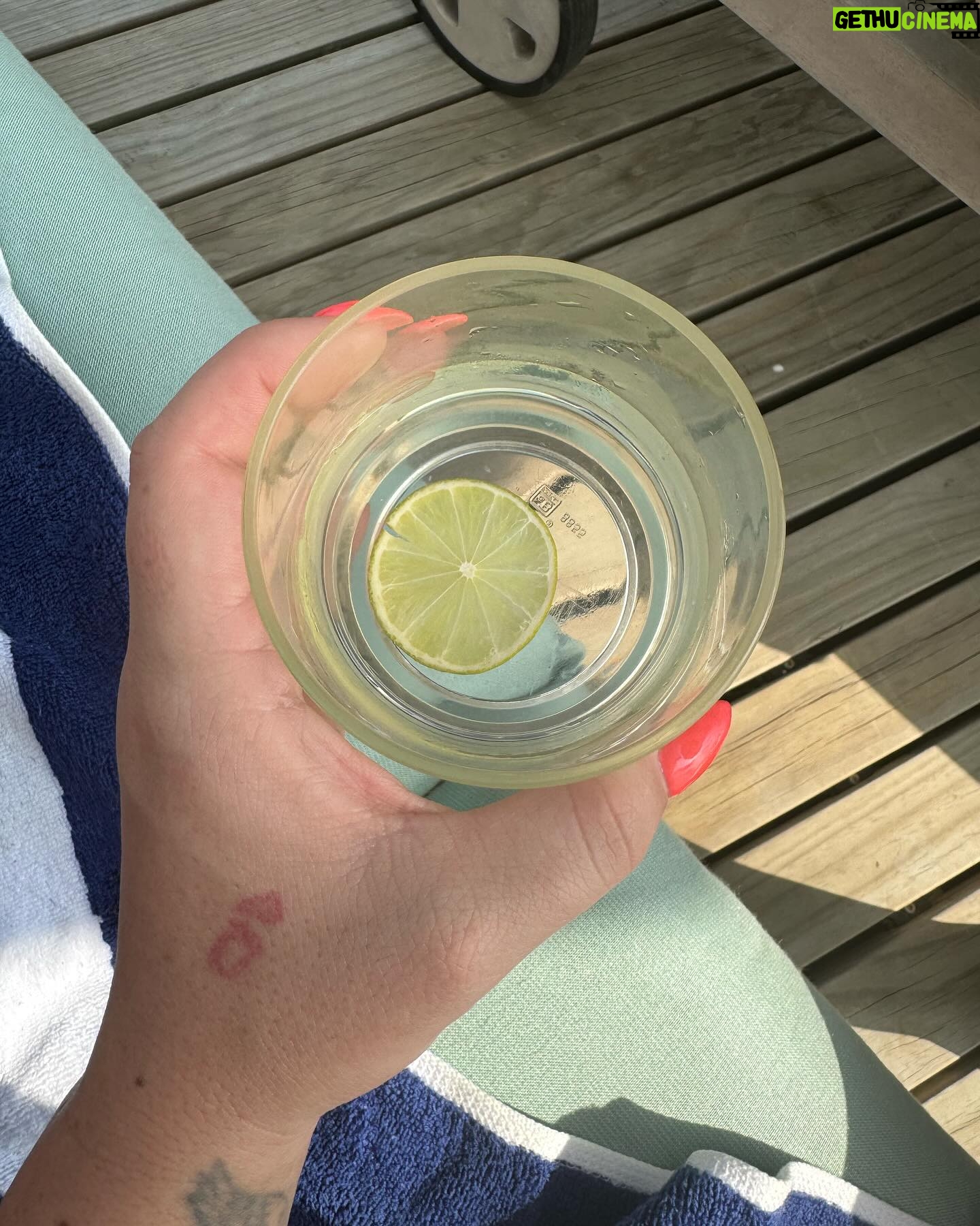 Kelly Helard - 5.5K Likes - Les vacances c’est aussi pour moi la nourriture 🍲
Je goutte à tout et avec une vue exceptionnelle matin et soir au bord de la plage 🏝️
Et midi cela dépend mais là c’était en chambre sur l’eau !!
#maldives #paradise