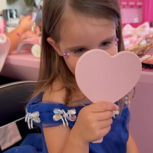 Kelly Helard Instagram - Souvenir d’un moment unique à la maison 🏠 
je ne connaissais pas forcément ce concept mais franchement on a passé un réel bon moment comme vous pouvez le voir sur les photos vidéos. 
Merci @spa.party95 #invitation pour l’émission mamans et célèbres