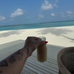 Kelly Helard Instagram – Les vacances c’est aussi pour moi la nourriture 🍲 
Je goutte à tout et avec une vue exceptionnelle matin et soir au bord de la plage 🏝️ 
Et midi cela dépend mais là c’était en chambre sur l’eau !! 
#maldives #paradise