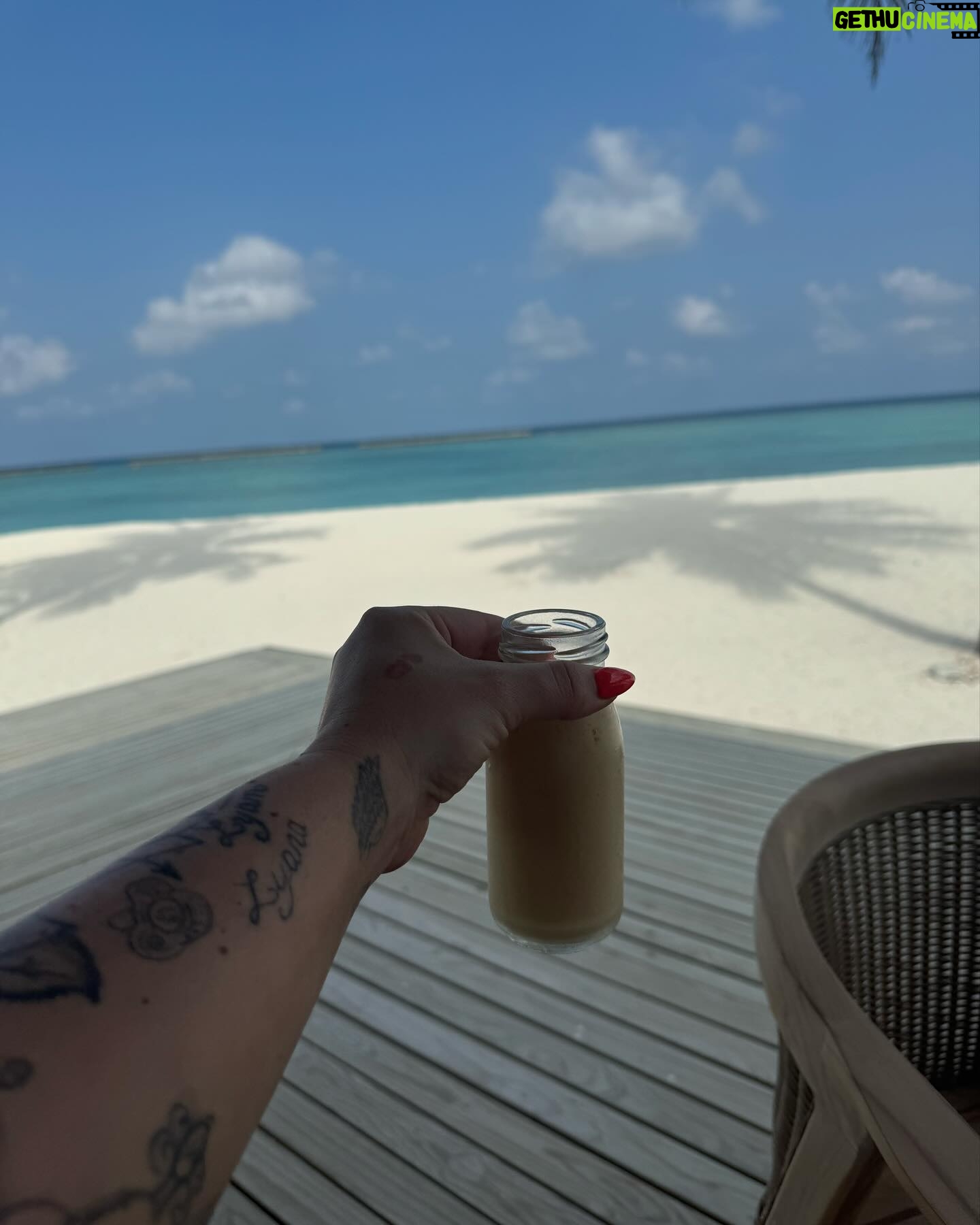 Kelly Helard - 5.5K Likes - Les vacances c’est aussi pour moi la nourriture 🍲
Je goutte à tout et avec une vue exceptionnelle matin et soir au bord de la plage 🏝️
Et midi cela dépend mais là c’était en chambre sur l’eau !!
#maldives #paradise