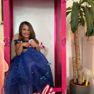 Kelly Helard Instagram - Souvenir d’un moment unique à la maison 🏠 
je ne connaissais pas forcément ce concept mais franchement on a passé un réel bon moment comme vous pouvez le voir sur les photos vidéos. 
Merci @spa.party95 #invitation pour l’émission mamans et célèbres