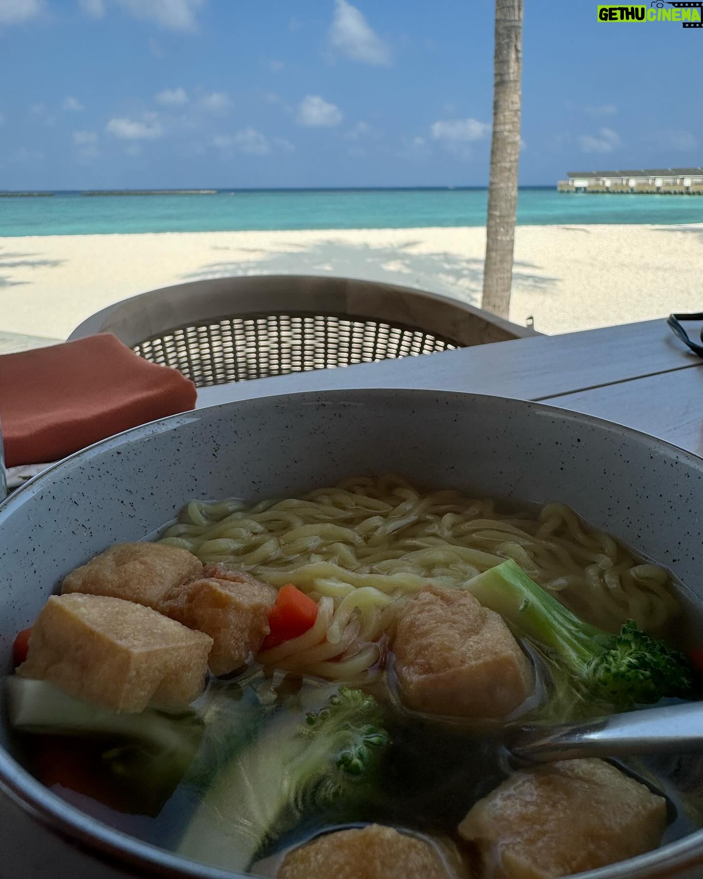 Kelly Helard - 5.5K Likes - Les vacances c’est aussi pour moi la nourriture 🍲
Je goutte à tout et avec une vue exceptionnelle matin et soir au bord de la plage 🏝️
Et midi cela dépend mais là c’était en chambre sur l’eau !!
#maldives #paradise