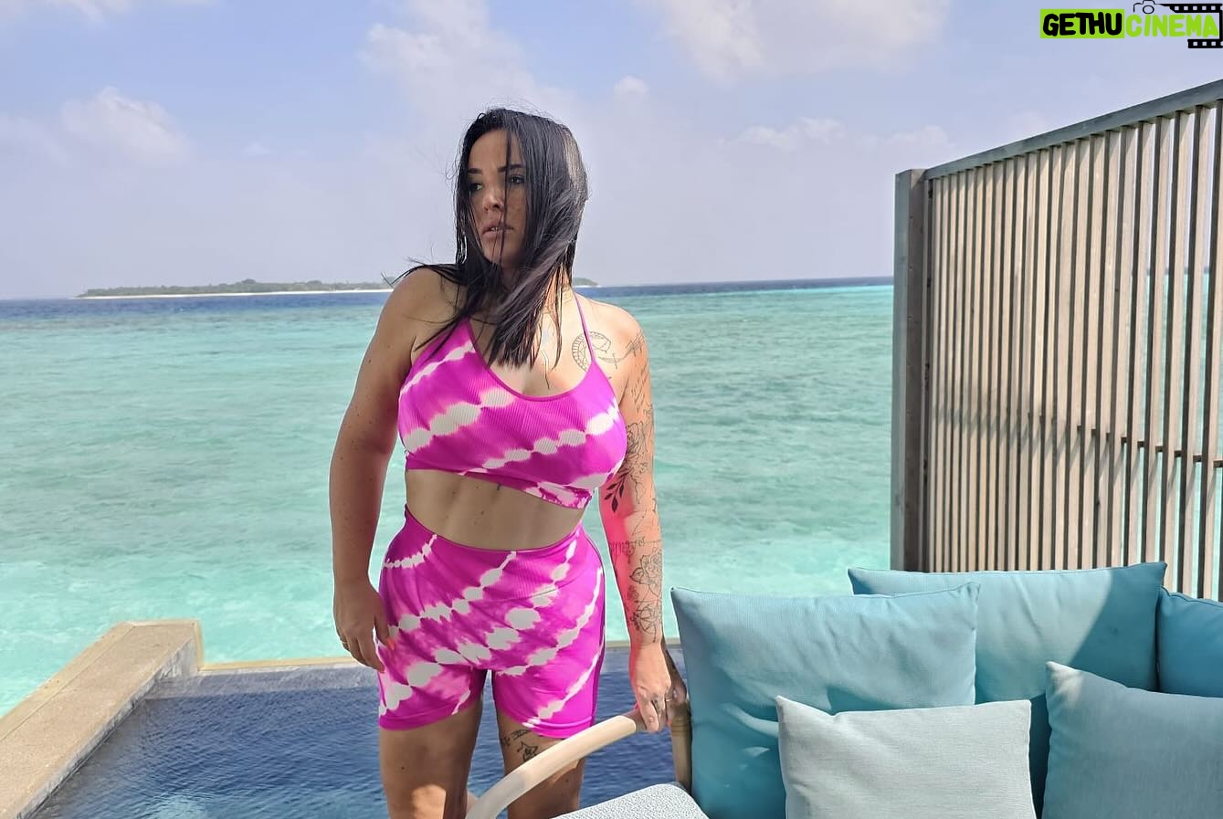 Kelly Helard - 6.3K Likes - Bon bientôt fini les vacances repos retour à la maison !!
Promis les prochaines vacances je serais avec mes enfants à jouer à la marchande de glaces et aux châteaux de sables donc rdv à bormes les mimosas bientôt !!! 🔜 🤪