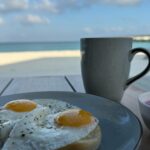Kelly Helard Instagram – Les vacances c’est aussi pour moi la nourriture 🍲 
Je goutte à tout et avec une vue exceptionnelle matin et soir au bord de la plage 🏝️ 
Et midi cela dépend mais là c’était en chambre sur l’eau !! 
#maldives #paradise