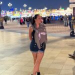 Kelly Helard Instagram – Obliger de passer par global village !! 
Un de mes lieux préférés moi qui est pour rêve de faire le tour du monde en 1 ans avec un sac à dos je le fais ici en 4h avec une pochette 🤣.
Découverte de produits et de nourritures topiques de chaques pays je kiff et je me suis arrêté sur pâte Mac and cheese et fraises !! 
J’ai craqué aussi sur un massage thaï ( le Thaïlande me manque aussi beaucoup  4 fois déjà et j’espère y aller dans 2 ans avec Lyam et Lyana ) . 
Fin bon beaucoup de mondes et compliqué de prendre des photos sans personne dessus .