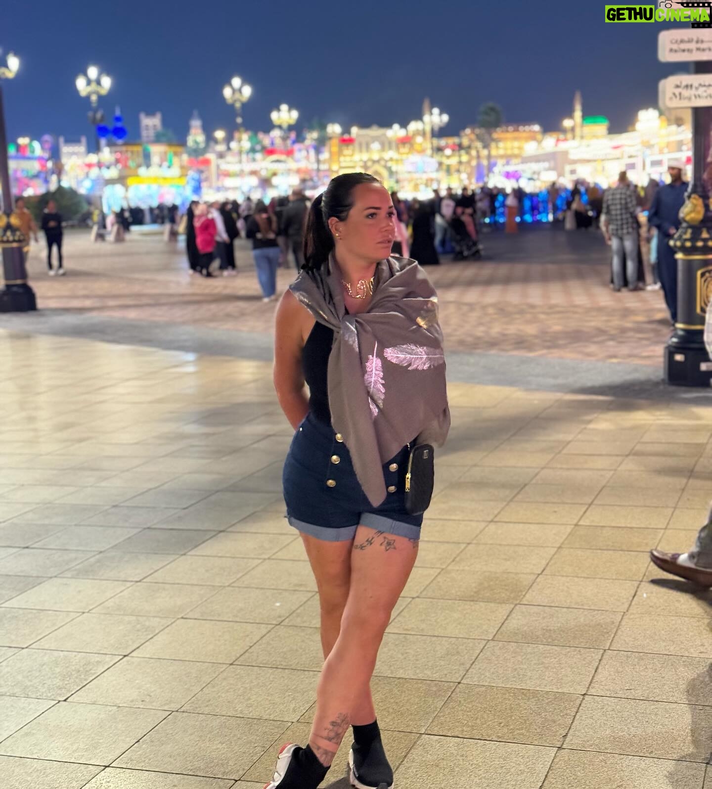 Kelly Helard - 4.8K Likes - Obliger de passer par global village !!
Un de mes lieux préférés moi qui est pour rêve de faire le tour du monde en 1 ans avec un sac à dos je le fais ici en 4h avec une pochette 🤣.
Découverte de produits et de nourritures topiques de chaques pays je kiff et je me suis arrêté sur pâte Mac and cheese et fraises !!
J’ai craqué aussi sur un massage thaï ( le Thaïlande me manque aussi beaucoup 4 fois déjà et j’espère y aller dans 2 ans avec Lyam et Lyana ) .
Fin bon beaucoup de mondes et compliqué de prendre des photos sans personne dessus .