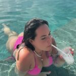 Kelly Helard Instagram – Les vacances c’est aussi pour moi la nourriture 🍲 
Je goutte à tout et avec une vue exceptionnelle matin et soir au bord de la plage 🏝️ 
Et midi cela dépend mais là c’était en chambre sur l’eau !! 
#maldives #paradise