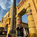 Kelly Helard Instagram – Obliger de passer par global village !! 
Un de mes lieux préférés moi qui est pour rêve de faire le tour du monde en 1 ans avec un sac à dos je le fais ici en 4h avec une pochette 🤣.
Découverte de produits et de nourritures topiques de chaques pays je kiff et je me suis arrêté sur pâte Mac and cheese et fraises !! 
J’ai craqué aussi sur un massage thaï ( le Thaïlande me manque aussi beaucoup  4 fois déjà et j’espère y aller dans 2 ans avec Lyam et Lyana ) . 
Fin bon beaucoup de mondes et compliqué de prendre des photos sans personne dessus .