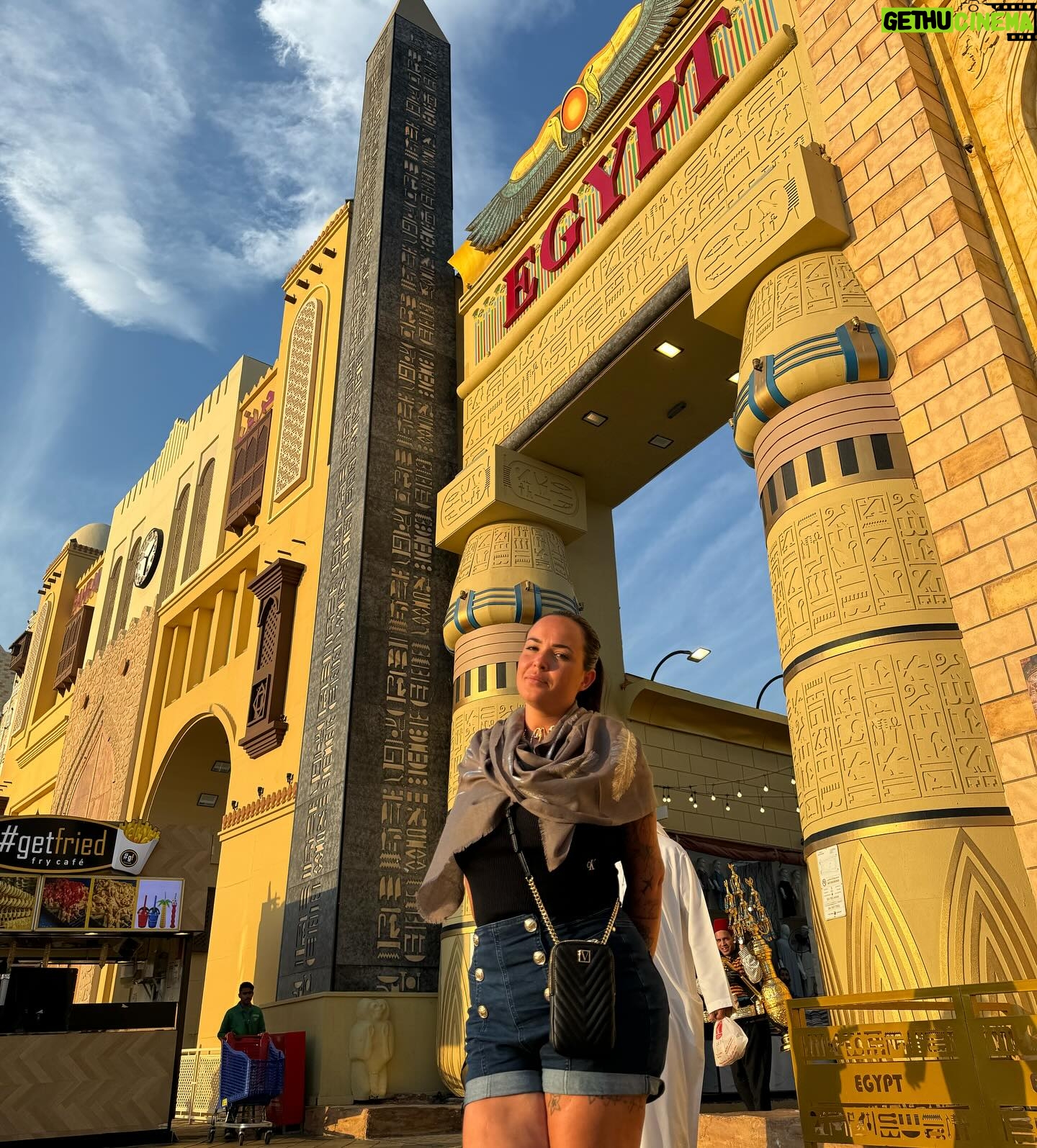 Kelly Helard - 4.8K Likes - Obliger de passer par global village !!
Un de mes lieux préférés moi qui est pour rêve de faire le tour du monde en 1 ans avec un sac à dos je le fais ici en 4h avec une pochette 🤣.
Découverte de produits et de nourritures topiques de chaques pays je kiff et je me suis arrêté sur pâte Mac and cheese et fraises !!
J’ai craqué aussi sur un massage thaï ( le Thaïlande me manque aussi beaucoup 4 fois déjà et j’espère y aller dans 2 ans avec Lyam et Lyana ) .
Fin bon beaucoup de mondes et compliqué de prendre des photos sans personne dessus .