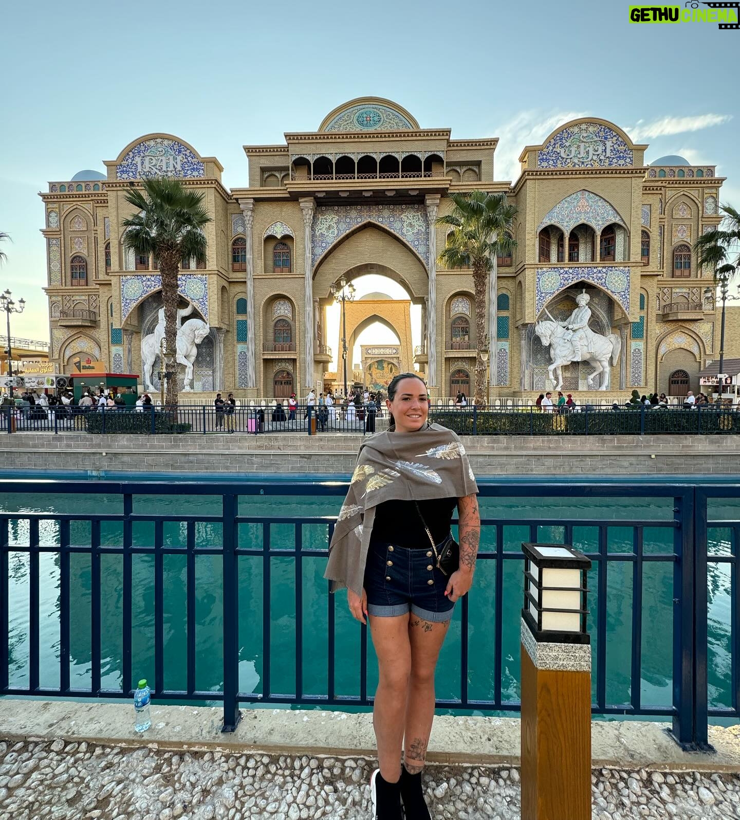 Kelly Helard - 4.8K Likes - Obliger de passer par global village !!
Un de mes lieux préférés moi qui est pour rêve de faire le tour du monde en 1 ans avec un sac à dos je le fais ici en 4h avec une pochette 🤣.
Découverte de produits et de nourritures topiques de chaques pays je kiff et je me suis arrêté sur pâte Mac and cheese et fraises !!
J’ai craqué aussi sur un massage thaï ( le Thaïlande me manque aussi beaucoup 4 fois déjà et j’espère y aller dans 2 ans avec Lyam et Lyana ) .
Fin bon beaucoup de mondes et compliqué de prendre des photos sans personne dessus .