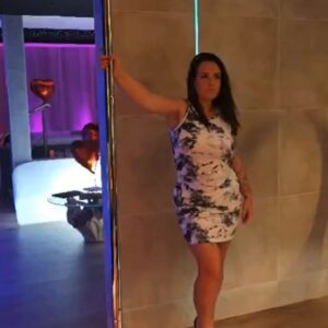 Kelly Helard Instagram - Une nuit en amoureux.
D’ailleurs j’aimerais savoir combien de fois par semaines ou par mois ou par année faites vous des soirées en amoureux ?
Et chez vous ou en extérieur ? 
Déjà tester une Love Room ?
J’ai testé @lessecretsrooms.bonneval j’ai adoré 🥰 et j’ai un code promo de 15% avec kelly15 si tu veux réserver. 
#invitation