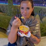 Kelly Helard Instagram – Obliger de passer par global village !! 
Un de mes lieux préférés moi qui est pour rêve de faire le tour du monde en 1 ans avec un sac à dos je le fais ici en 4h avec une pochette 🤣.
Découverte de produits et de nourritures topiques de chaques pays je kiff et je me suis arrêté sur pâte Mac and cheese et fraises !! 
J’ai craqué aussi sur un massage thaï ( le Thaïlande me manque aussi beaucoup  4 fois déjà et j’espère y aller dans 2 ans avec Lyam et Lyana ) . 
Fin bon beaucoup de mondes et compliqué de prendre des photos sans personne dessus .