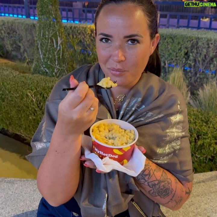 Kelly Helard Instagram - Obliger de passer par global village !! Un de mes lieux préférés moi qui est pour rêve de faire le tour du monde en 1 ans avec un sac à dos je le fais ici en 4h avec une pochette 🤣. Découverte de produits et de nourritures topiques de chaques pays je kiff et je me suis arrêté sur pâte Mac and cheese et fraises !! J’ai craqué aussi sur un massage thaï ( le Thaïlande me manque aussi beaucoup 4 fois déjà et j’espère y aller dans 2 ans avec Lyam et Lyana ) . Fin bon beaucoup de mondes et compliqué de prendre des photos sans personne dessus .
