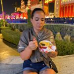 Kelly Helard Instagram – Obliger de passer par global village !! 
Un de mes lieux préférés moi qui est pour rêve de faire le tour du monde en 1 ans avec un sac à dos je le fais ici en 4h avec une pochette 🤣.
Découverte de produits et de nourritures topiques de chaques pays je kiff et je me suis arrêté sur pâte Mac and cheese et fraises !! 
J’ai craqué aussi sur un massage thaï ( le Thaïlande me manque aussi beaucoup  4 fois déjà et j’espère y aller dans 2 ans avec Lyam et Lyana ) . 
Fin bon beaucoup de mondes et compliqué de prendre des photos sans personne dessus .