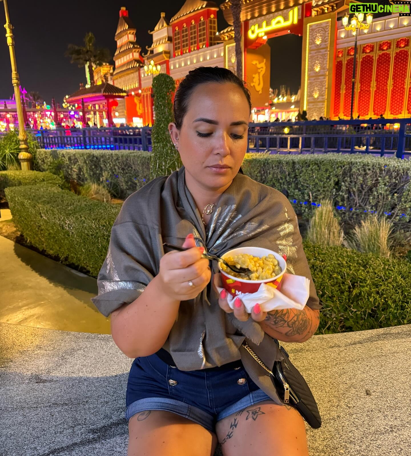 Kelly Helard Instagram - Obliger de passer par global village !! Un de mes lieux préférés moi qui est pour rêve de faire le tour du monde en 1 ans avec un sac à dos je le fais ici en 4h avec une pochette 🤣. Découverte de produits et de nourritures topiques de chaques pays je kiff et je me suis arrêté sur pâte Mac and cheese et fraises !! J’ai craqué aussi sur un massage thaï ( le Thaïlande me manque aussi beaucoup 4 fois déjà et j’espère y aller dans 2 ans avec Lyam et Lyana ) . Fin bon beaucoup de mondes et compliqué de prendre des photos sans personne dessus .