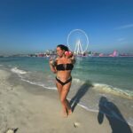 Kelly Helard Instagram – Changement de décor !! 
Retour où il y a du monde !! 
Un petit  passage à Dubai 
Et forcément fin des vacances, mon petit déjeuner a été un Donuts !!