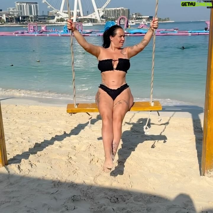 Kelly Helard - 10.1K Likes - Changement de décor !!
Retour où il y a du monde !!
Un petit passage à Dubai
Et forcément fin des vacances, mon petit déjeuner a été un Donuts !!