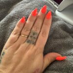 Kelly Helard Instagram – On est sur 2 maillots  de bain orange !!! 
Couleur de l’été ? 
En tout cas mes ongles sont passé du orange aux rose je ne comprends pas !!!
Alors plus maillot de bain 1 pièce ou 2 pièce ?