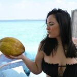 Kelly Helard Instagram – Bon bientôt fini les vacances repos retour à la maison !! 
Promis les prochaines vacances je serais avec mes enfants à jouer à la marchande de glaces et aux châteaux de sables donc rdv à bormes les mimosas bientôt !!! 🔜 🤪