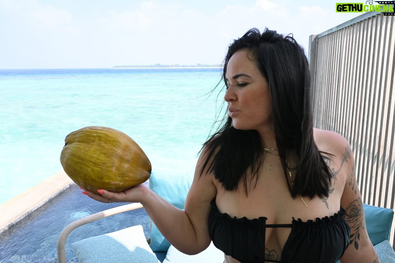 Kelly Helard - 6.3K Likes - Bon bientôt fini les vacances repos retour à la maison !!
Promis les prochaines vacances je serais avec mes enfants à jouer à la marchande de glaces et aux châteaux de sables donc rdv à bormes les mimosas bientôt !!! 🔜 🤪