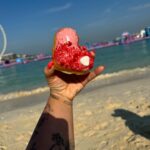 Kelly Helard Instagram – Changement de décor !! 
Retour où il y a du monde !! 
Un petit  passage à Dubai 
Et forcément fin des vacances, mon petit déjeuner a été un Donuts !!