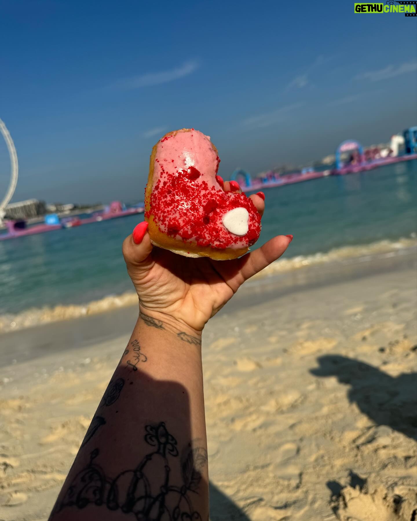 Kelly Helard - 10.1K Likes - Changement de décor !!
Retour où il y a du monde !!
Un petit passage à Dubai
Et forcément fin des vacances, mon petit déjeuner a été un Donuts !!