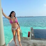 Kelly Helard Instagram – Jour 2 aux Maldives !!
Du repos j’en voulais j’en ai eu !!
Piscine et plage j’alterne j’ai pas de préférence !!
Une eau magnifique et un sable grave blanc !!