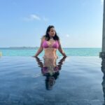 Kelly Helard Instagram – Jour 2 aux Maldives !!
Du repos j’en voulais j’en ai eu !! 
Piscine et plage j’alterne j’ai pas de préférence !! 
Une eau magnifique et un sable grave blanc !!