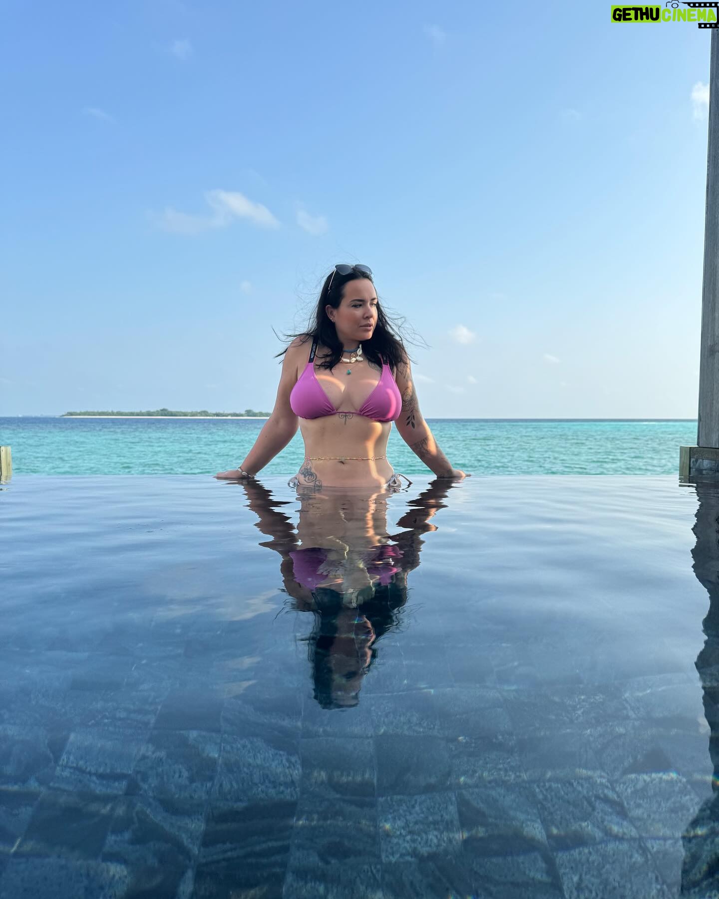 Kelly Helard - 11.4K Likes - Jour 2 aux Maldives !!
Du repos j’en voulais j’en ai eu !!
Piscine et plage j’alterne j’ai pas de préférence !!
Une eau magnifique et un sable grave blanc !!