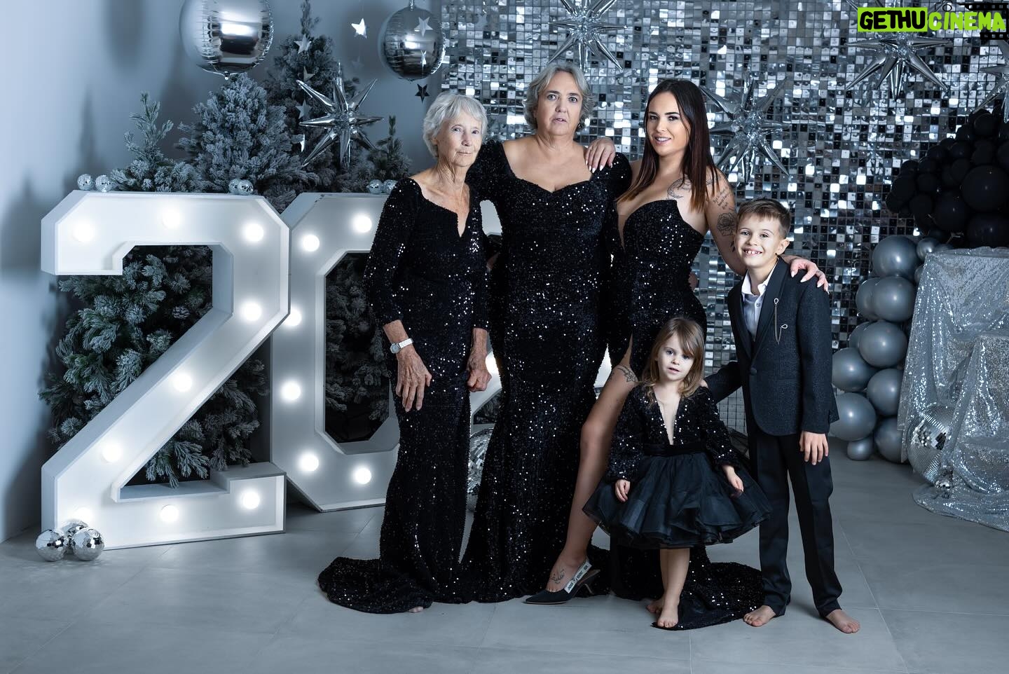 Kelly Helard - 23.3K Likes - 🎉 Pour célèbrer Noël avec vous, nous vous offrons une séance de noël d’une valeur de 150€ !
C’est tellement important d’immortaliser certains moments en photo. Pouvoir le faire avec un magnifique décor, des vêtements de fêtes et une Photographe pro, s’est encore mieux !!!
Comment participer :
👉 TAGUEZ en commentaire sur la vidéo de @instant.sublime.photographe six amis
👉 TAGUEZ six amis sur cette publication
👉 SUIVEZ sur Instagram @instant.sublime.photographe @_eventsbyj_ et @kellyhelard
👉 PARTAGEZ ce concours en story
⚠️ Il faut valider toutes les étapes pour que votre participation soit prise en compte !!!
Le gagnant sera tiré au sort
Le concours se termine Samedi 11 Novembre à minuit !!
🍀 Bonne chance à tous 🍀
Et pour ceux qui veulent absolument leur place car l’offre se fini fin novembre vous pouvez déjà réserver votre séance ici :
https://www.fotostudio.io/client/reservation/93327
📸. #partenariat #concours #noel #cadeau #photo #shootingnoel #photonoel