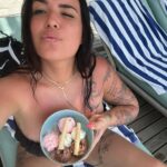 Kelly Helard Instagram – Bon bientôt fini les vacances repos retour à la maison !! 
Promis les prochaines vacances je serais avec mes enfants à jouer à la marchande de glaces et aux châteaux de sables donc rdv à bormes les mimosas bientôt !!! 🔜 🤪