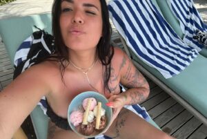 Kelly Helard Instagram - Bon bientôt fini les vacances repos retour à la maison !! 
Promis les prochaines vacances je serais avec mes enfants à jouer à la marchande de glaces et aux châteaux de sables donc rdv à bormes les mimosas bientôt !!! 🔜 🤪