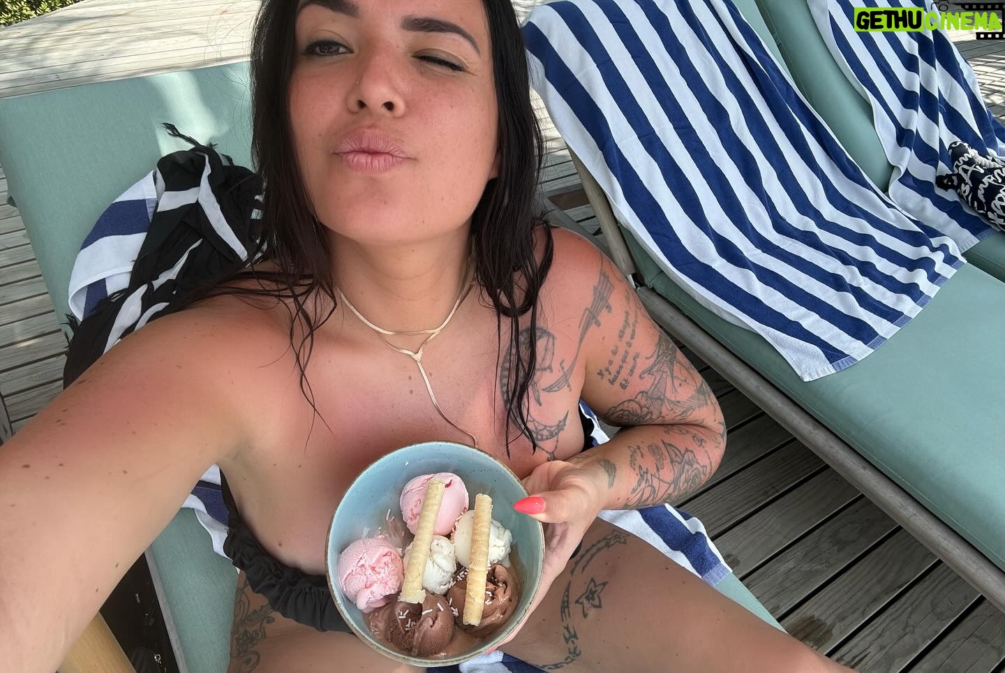 Kelly Helard - 6.3K Likes - Bon bientôt fini les vacances repos retour à la maison !!
Promis les prochaines vacances je serais avec mes enfants à jouer à la marchande de glaces et aux châteaux de sables donc rdv à bormes les mimosas bientôt !!! 🔜 🤪