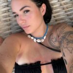 Kelly Helard Instagram – Début des vacances
Repos
Repos
Ici je pense que j’ai ce cela à faire @amariraaya
(Je ferais des petites activités et par contre je suis triste j’ai une passion pour les baleines on est dans la période et on me dit qu’il n’y en a plus en ce moment !! )
Et 2eme kiff les coquillages 🐚 toi aussi ?