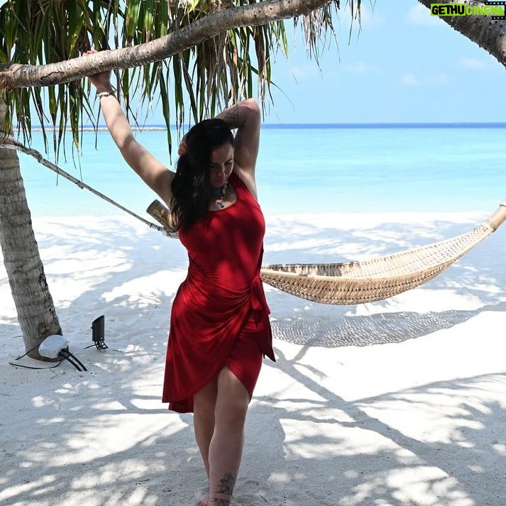 Kelly Helard - 6.3K Likes - Bon bientôt fini les vacances repos retour à la maison !!
Promis les prochaines vacances je serais avec mes enfants à jouer à la marchande de glaces et aux châteaux de sables donc rdv à bormes les mimosas bientôt !!! 🔜 🤪